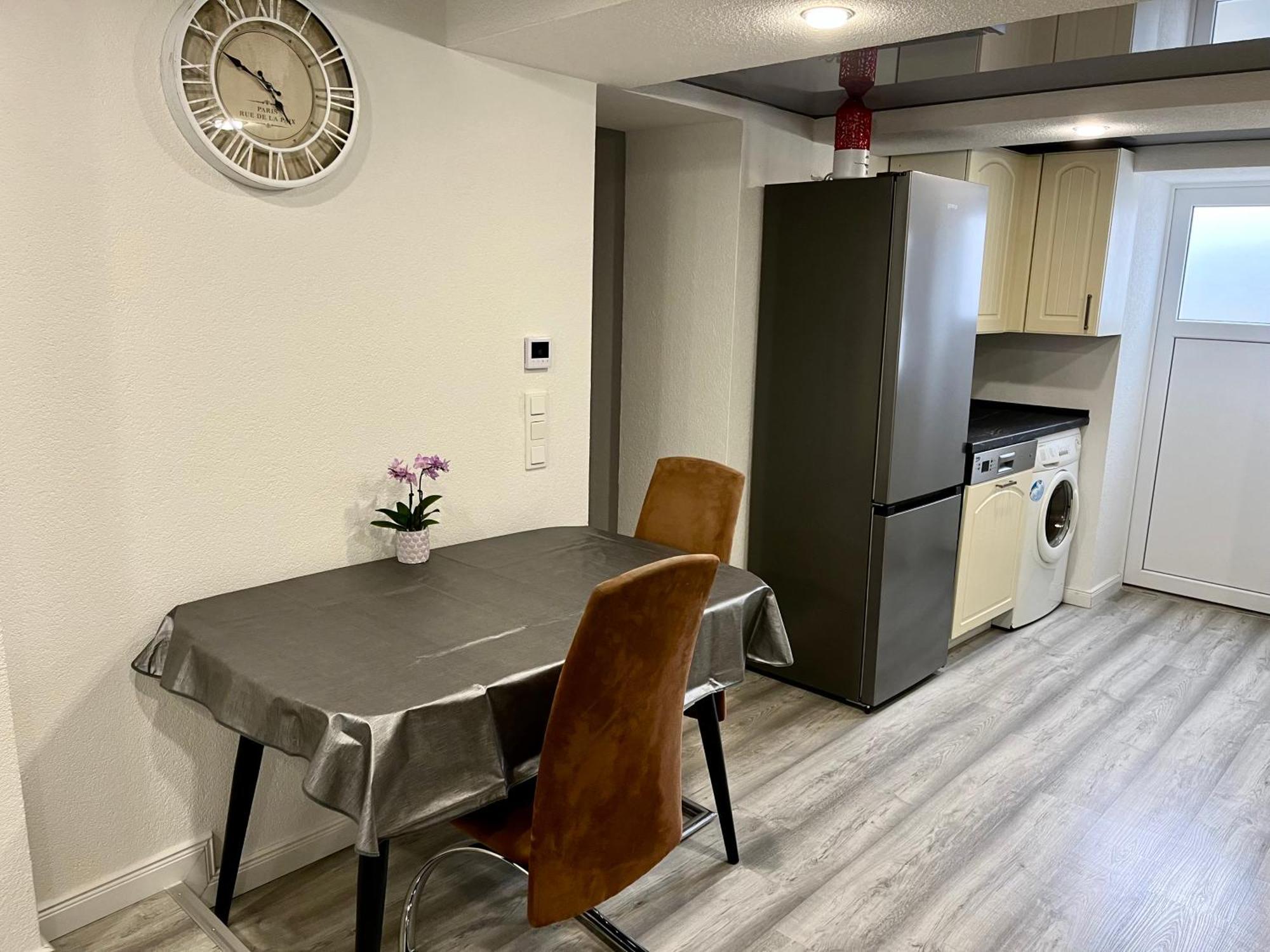 Linger House Apartment